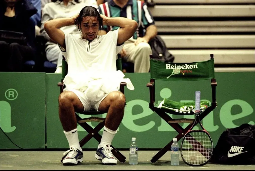 Marcelo Ríos durante el Heineken Open de 1998 en Singapur (Getty Images).