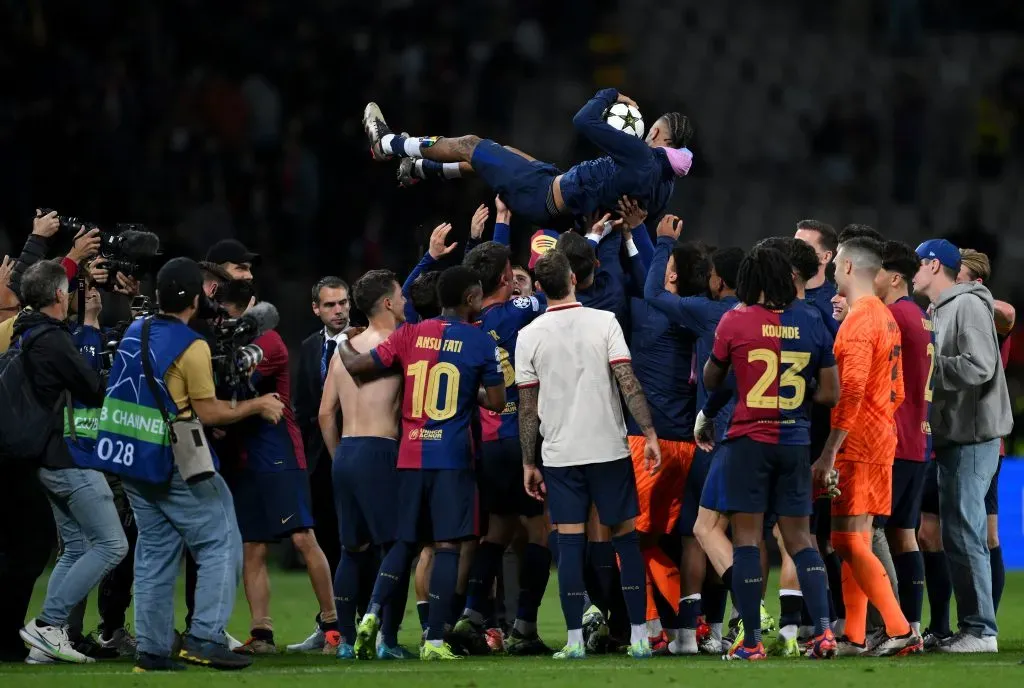 Raphinha marcou 3 vezes contra o Bayern. (Photo by David Ramos/Getty Images)