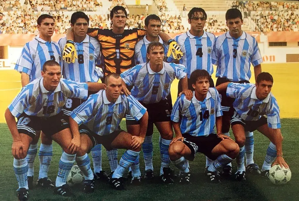 Scaloni, Placente, Riquelme, Bernardo Romeo, Diego Markic, entre otros juveniles. Foto web.