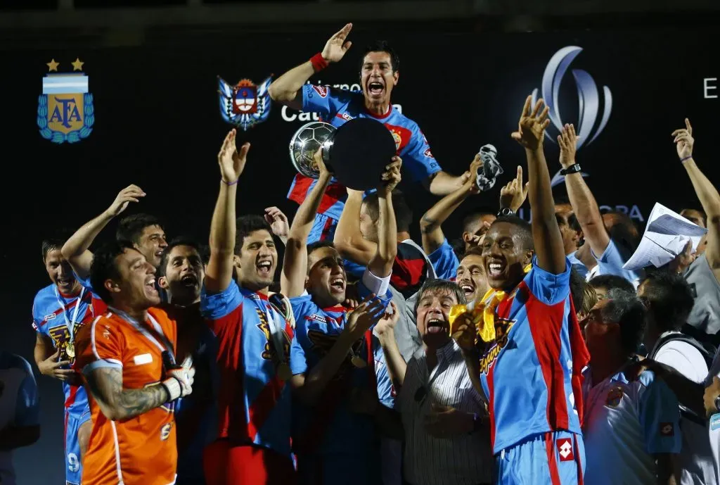 Arsenal celebra la Supercopa Argentina en 2012. (IMAGO / Photogamma)