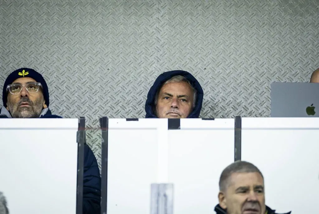 José Mourinho, siguiendo el partido del Fenerbahce lejos del banco de suplentes.