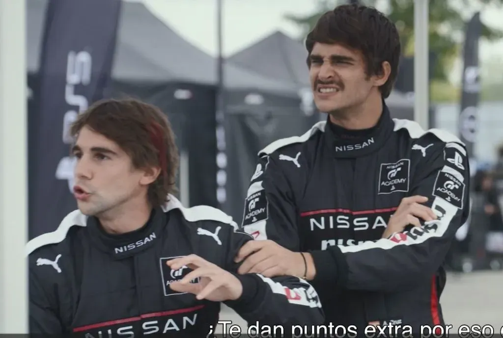 Mariano González-Guerineau (a la izquierda) en la película Gran Turismo. (Sony Pictures)