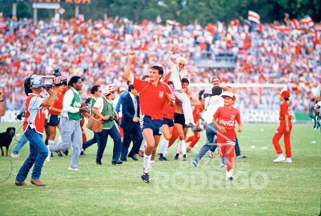 Pastor festeja su oportunidad de gol a El Salvador, 1 a 0 en 1989, que visó el pasaporte tricolor a Italia 90.