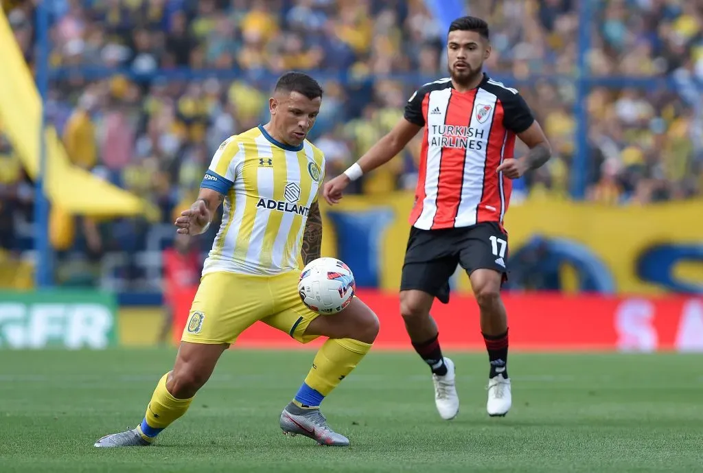 Emiliano Vecchio en acción ante Paulo Díaz en Rosario Central, el equipo que defendió antes de fichar por Racing Club. (Luciano Bisbal/Getty Images).