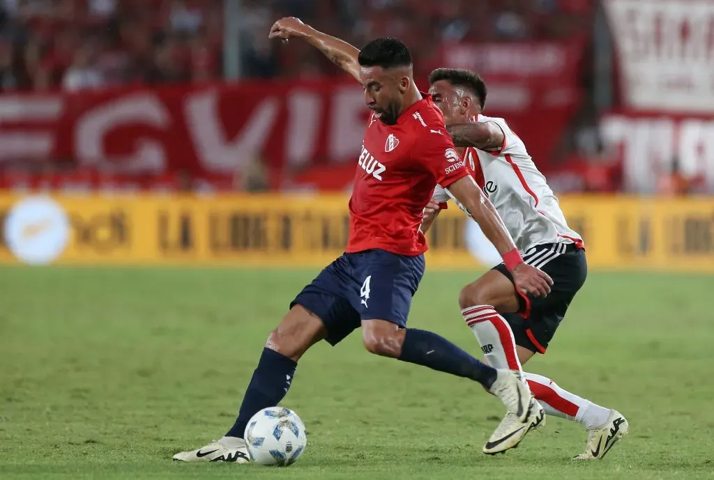 Mauricio Isla todavía no se suma a las prácticas de Independiente. (Daniel Jayo/Getty Images).