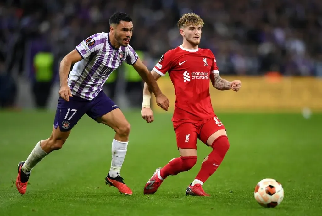 Gabriel Suazo del Toulouse se enfrenta a Harvey Elliott del Liverpool durante el Grupo E – UEFA Europa League (Getty Images).