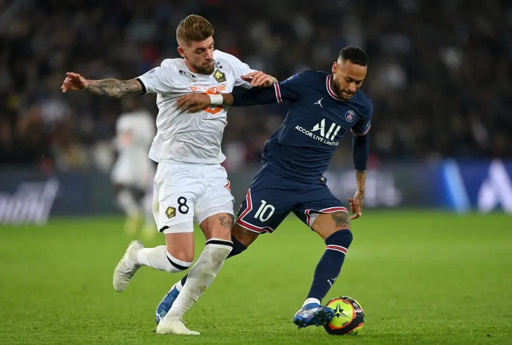 Português duelando com Neymar (Photo by Justin Setterfield/Getty Images)