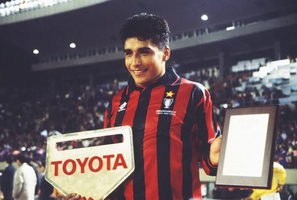 Omar Asad tras salir campeón de la Intercontinental en 1994 ante Milan. (Foto: IMAGO).