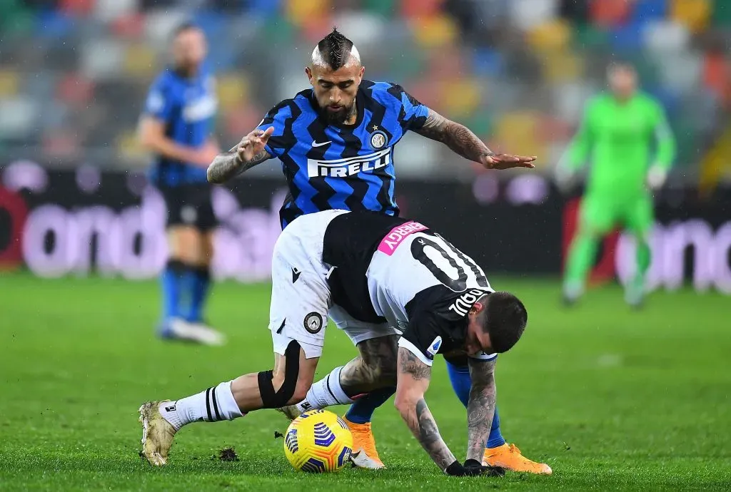 Arturo Vidal lucha un balón con Rodrigo de Paul en un partido entre Udinese e Inter de Milán por la Serie A. (Alessandro Sabattini/Getty Images).