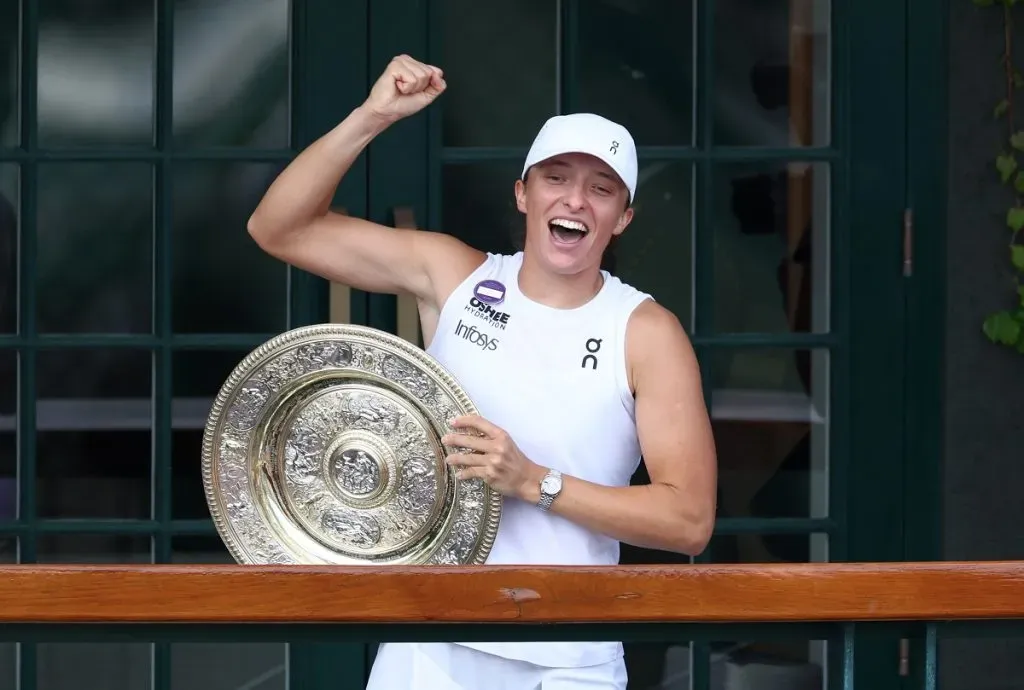 Iga Swiatek con el trofeo de Wimbledon 2025 (GettY Images).