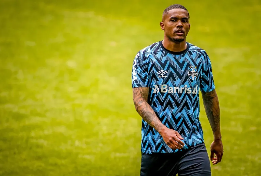 Douglas Costa nos tempos de Grêmio. (Photo by Silvio Avila/Getty Images)