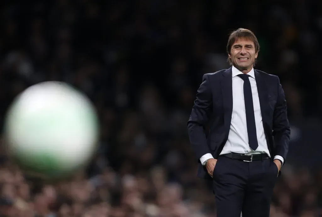 Antonio Conte em partida válida pela UEFA Champions League. (Photo by Julian Finney/Getty Images)