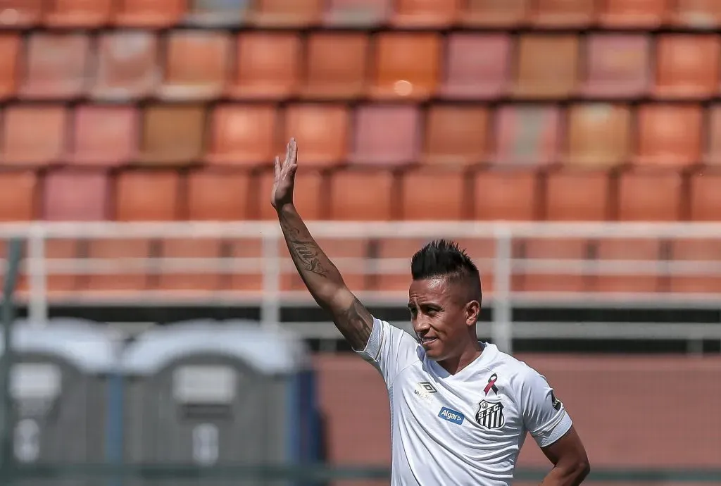 Cueva em apresentação pelo Santos em 2019. Diretoria busca quitar o quanto antes dívida | Foto: Ale Cabral/AGIF