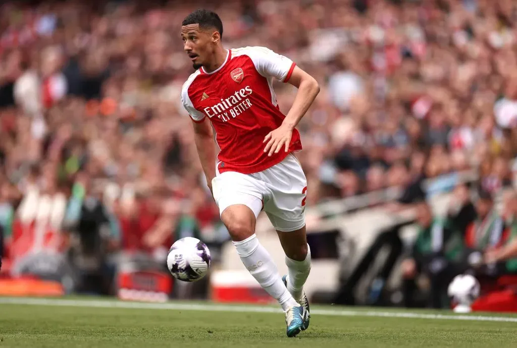 William Saliba defendendo as cores do Arsenal nesta temporada. Foto: Ryan Pierse/Getty Images.