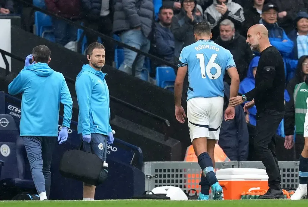 Rodri sai lesionado e Pep Guardiola conversa com o jogador. foto: IMAGO / PA Images