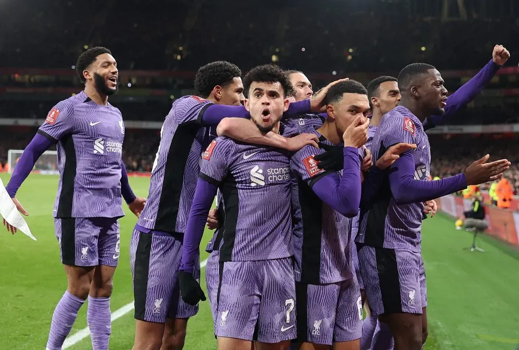 Luis Diaz y otros jugadores de Liverpool festejando ante Arsenal. Foto: Julián Finney/Getty Images.
