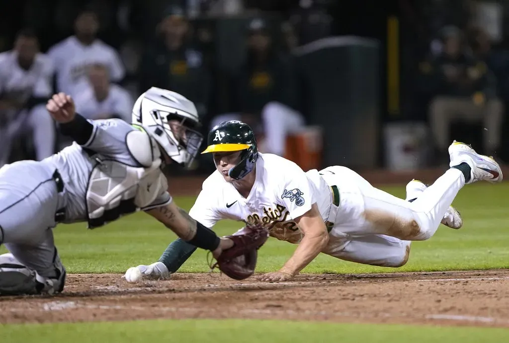 Zac Gelof llegando a home para anotar la carrera que marcó el 5-1 definitivo para la derrota 21 en fila para los White Sox de Chicago | 4 de agosto 2024, Coliseo de Oakland (Getty Images)