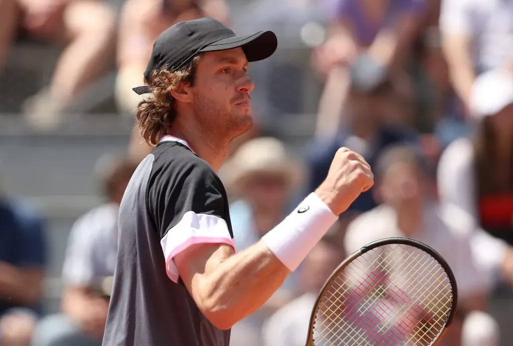 Nicolás Jarry pasó del puesto 35 al 30 en el ranking ATP tras una gran semana en Roland Garros. | Foto: Getty