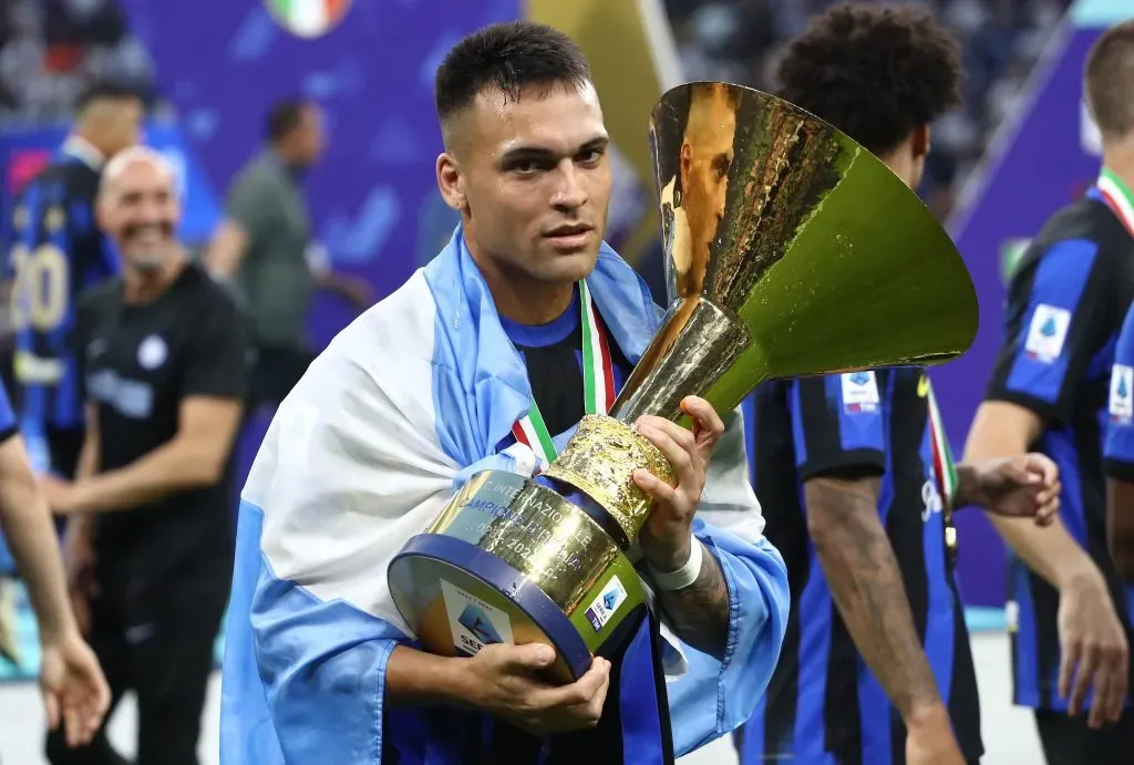 Lautaro Martínez, um dos destaques da Inter de Milão na temporada, com a taça da Série A. Foto: Marco Luzzani/Getty Images.