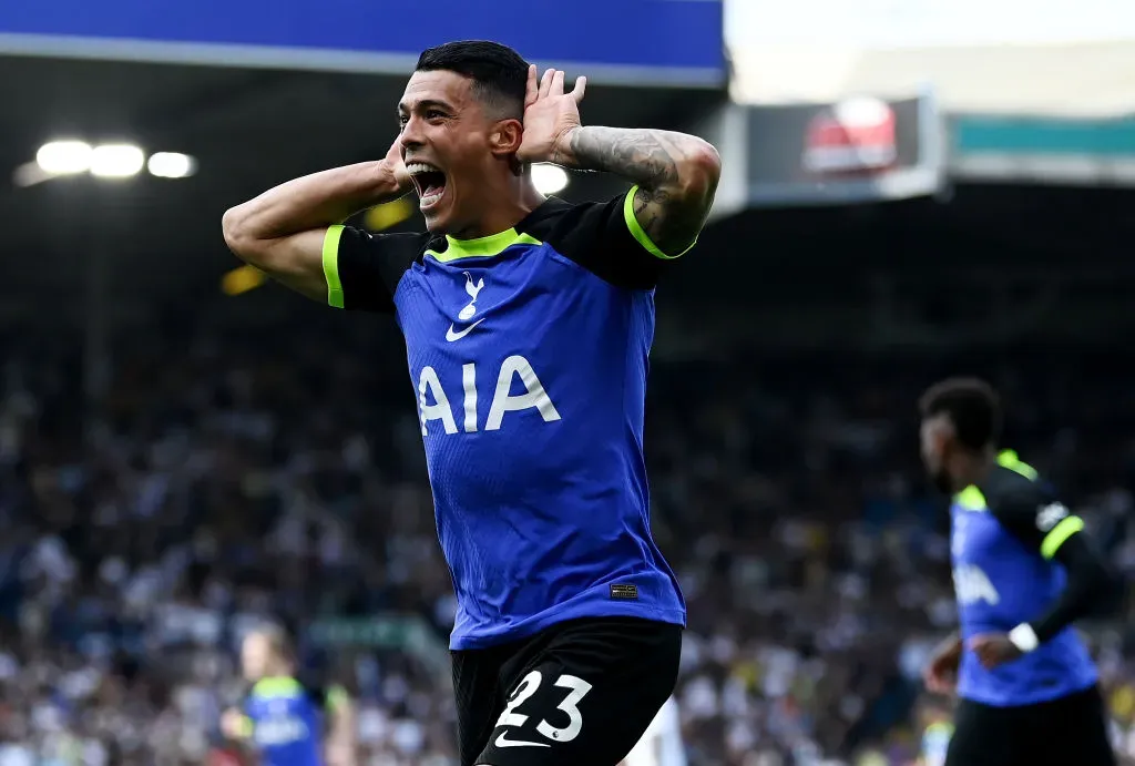 Pedro Porro celebrando gol pelo Tottenham. (Photo by Gareth Copley/Getty Images)