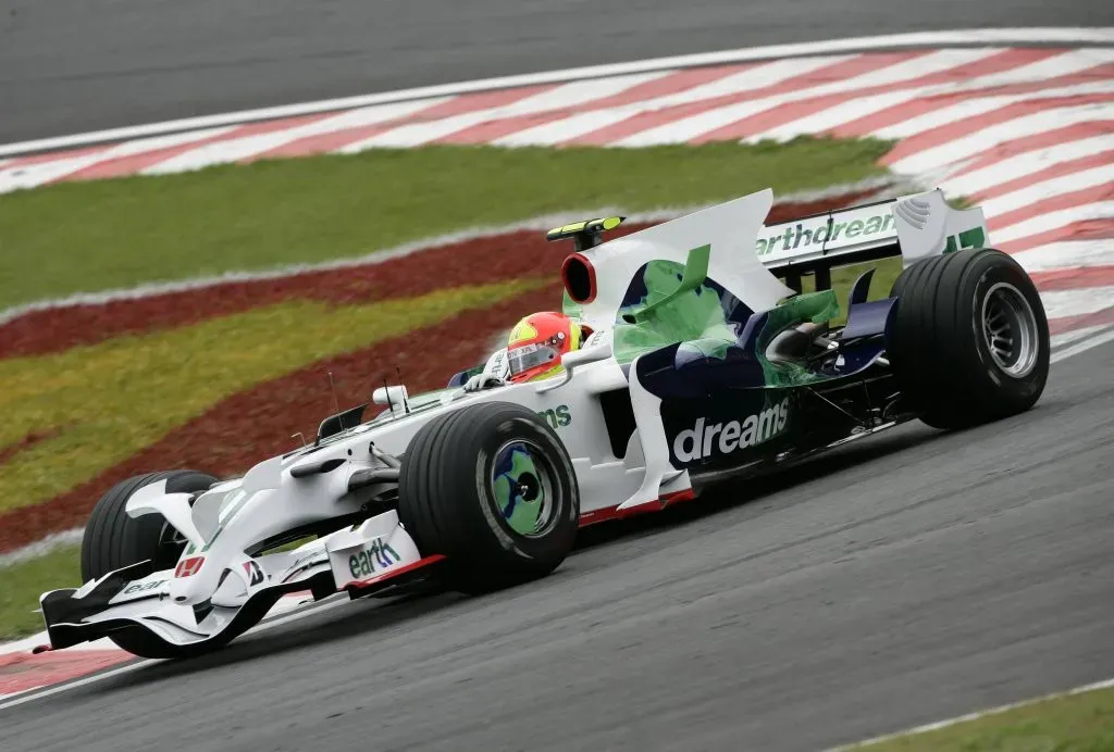 Rubens Barrichello abordo del auto de la escudería Honda durante la temporada 2008 de la F1. (Imago)