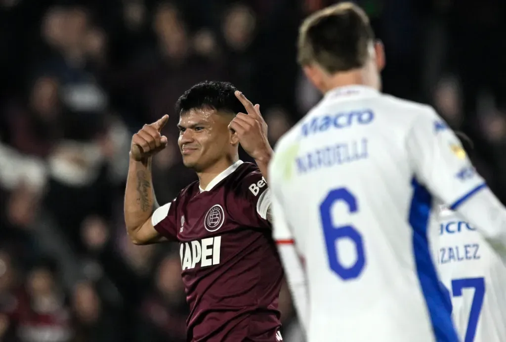 Bou celebró así su obra maestra. (Foto: Club Lanús).