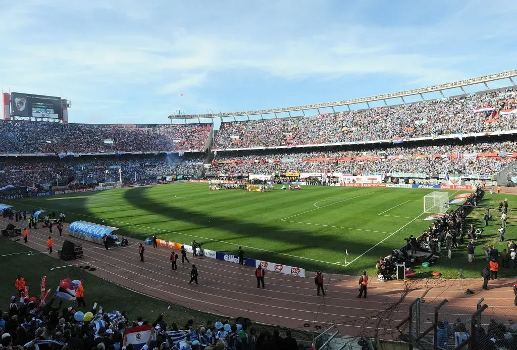 La Final de la Copa América 2011 fue en el Estadio Monumental de Buenos Aires entre Uruguay y Paraguay.
