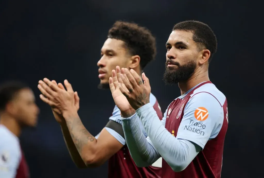 Douglas Luiz do Aston Villa aplaude os torcedores em tempo integral após a vitória do time na partida da Premier League. (Photo by Julian Finney/Getty Images)