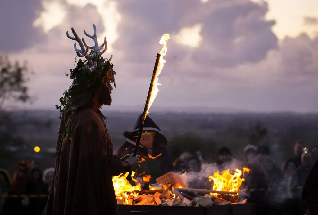Un neopagano celebra Samhain, el origen de la celebración de Halloween.
