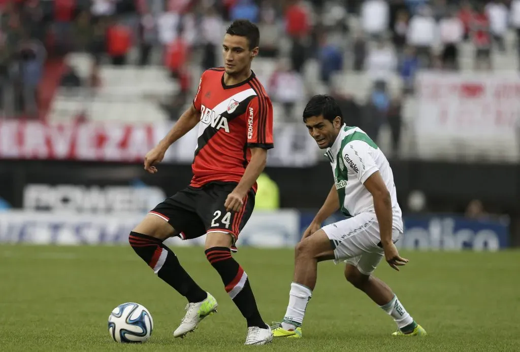 Erviti en Banfield ante Mammana. (Foto: IMAGO).