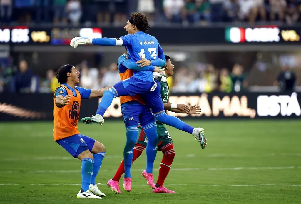 Guillermo Ochoa celebra otra Copa Oro más para su país (Getty)