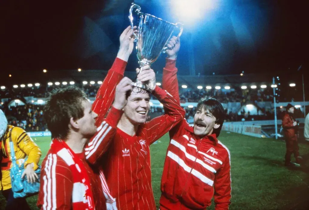Alex McLeish del Aberdeen celebra tras ganar la final de la Recopa contra el Real Madrid en 2983 (Imago).