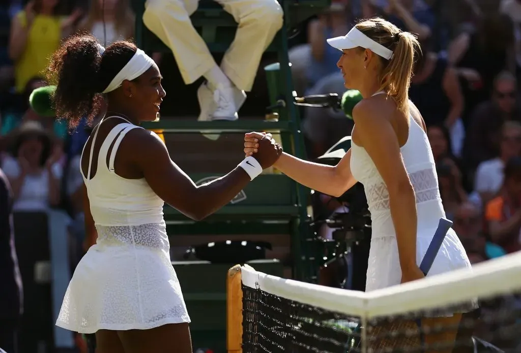 Serena saluda a Sharapova tras ganarle la semifinal de Wimbledon 2015. (Foto: Getty).