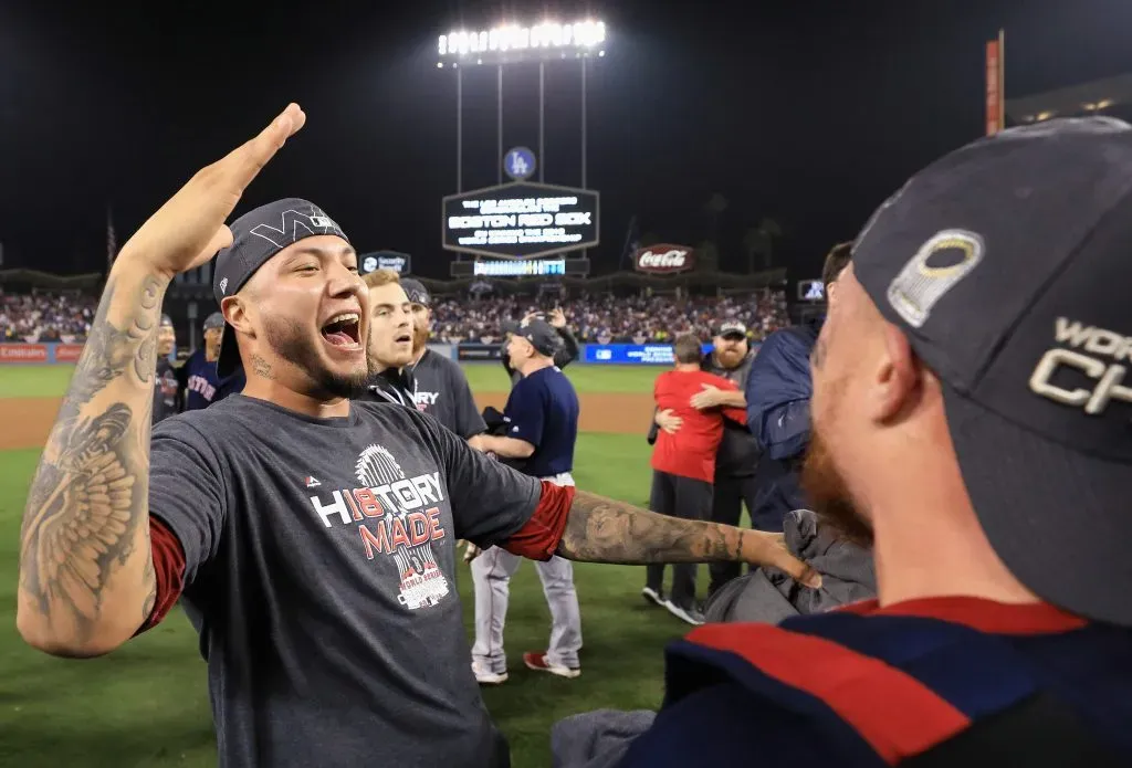 Héctor Velázquez durante los festejos tras ganar la Serie Mundial del 2018 en Dodger Stadium (Getty Images)