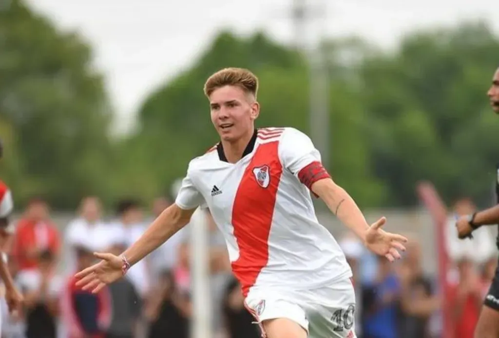 Franco Mastantuono brilla con la camiseta 10 en la Séptima del Más Grande (Foto: Prensa River)