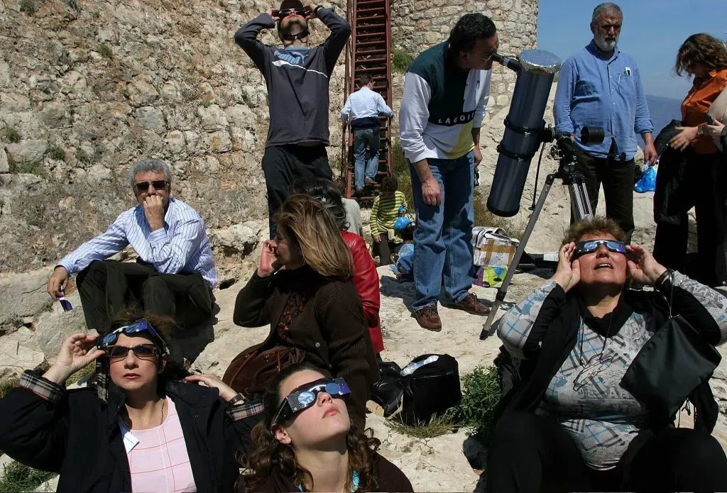 ¡No cometas estos errores! Conoce cómo ver el eclipse solar anular en Chile. @GettyImages