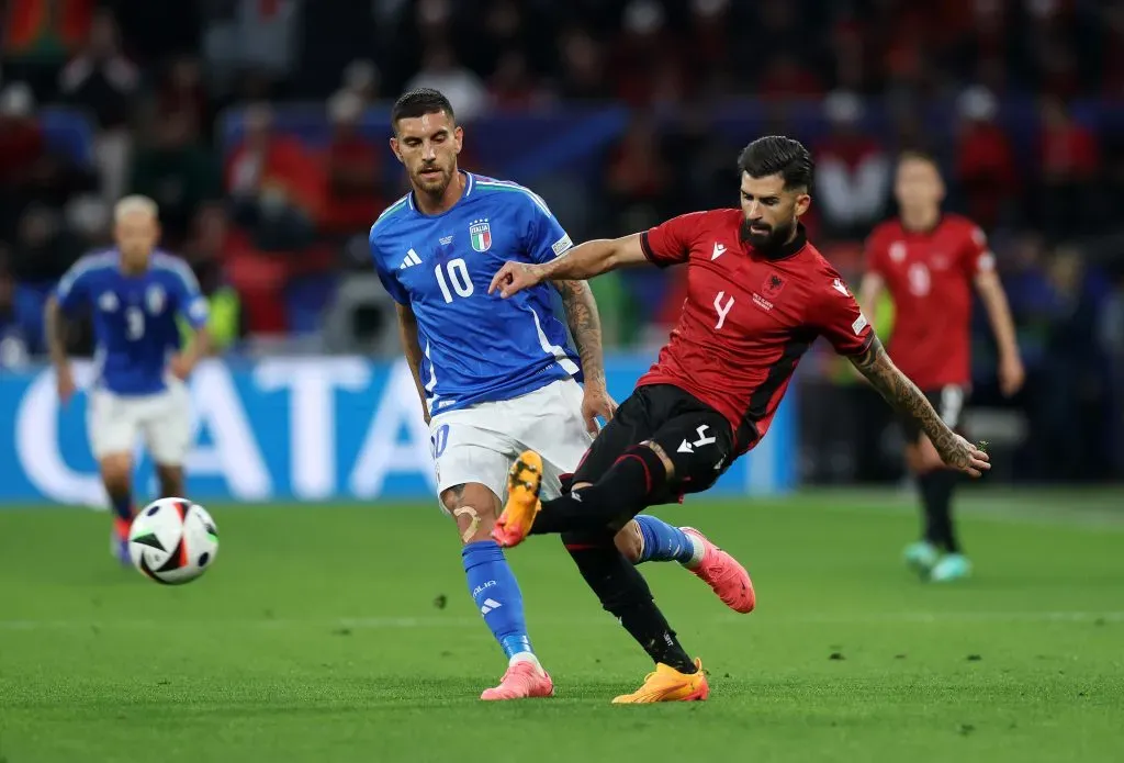 Italia parte en falso, pero logra el triunfo en el debut contra Albania.