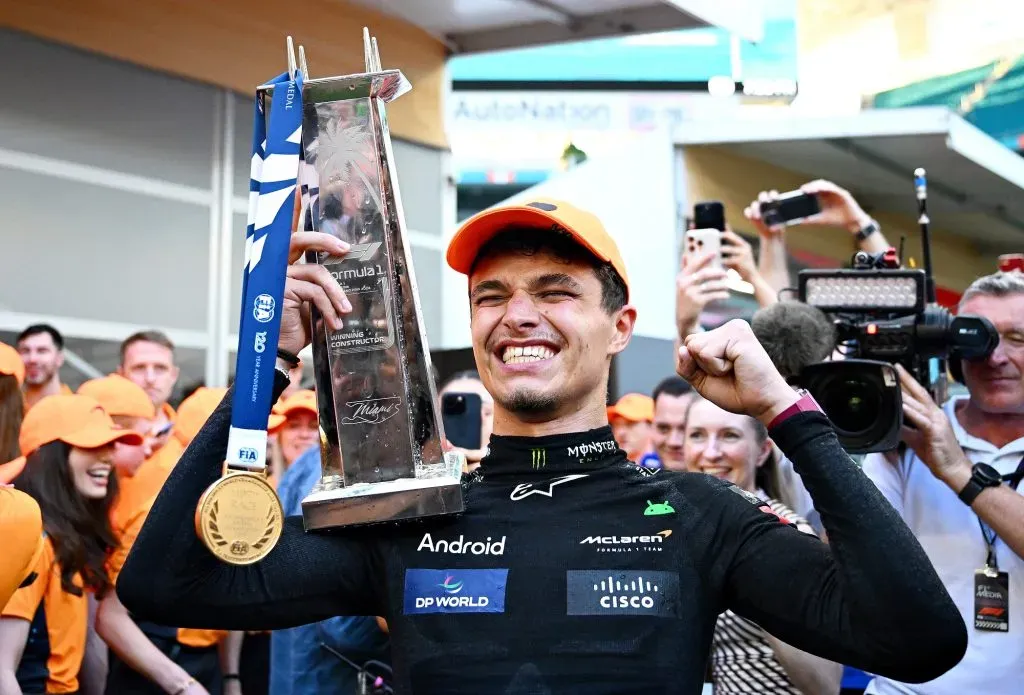 MIAMI, FLORIDA –  de mayo de 2024: Lando Norris celebra con su trofeo tras el Gran Premio de F1 de Miami en el Miami International Autodrome. (Getty Images)