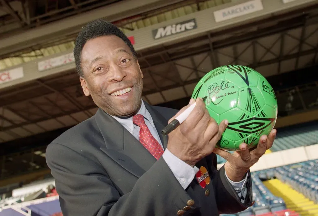 Pelé durante un photocall de AXA en Wembley, Londres, en el 2000 (Getty Images).