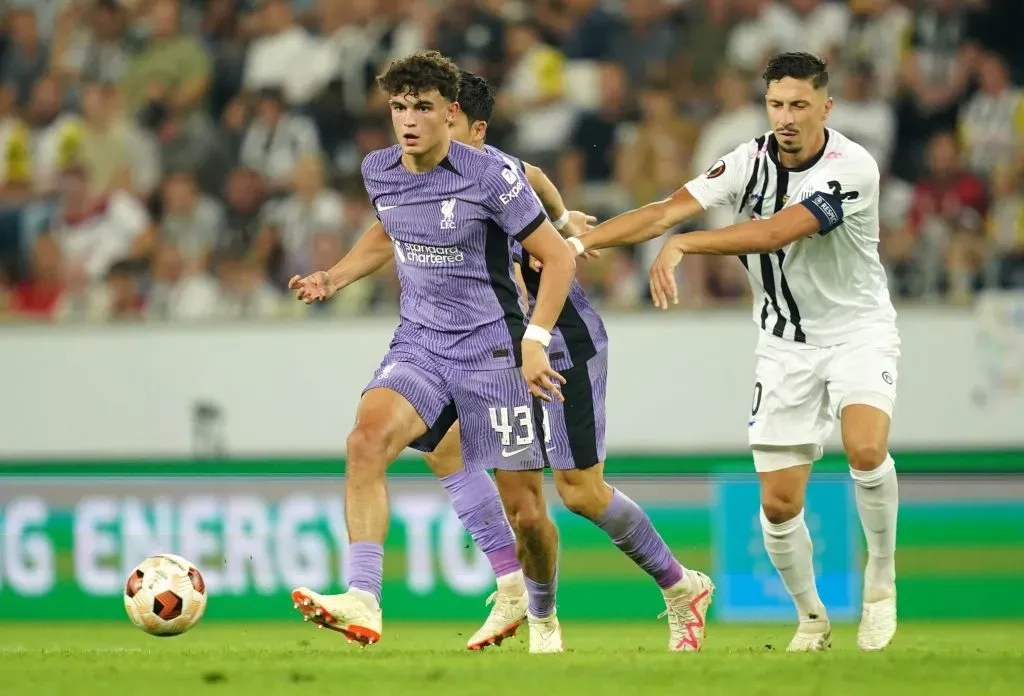 Stefan Bajcetic em ação pelo Liverpool. (Photo by Christian Hofer/Getty Images)