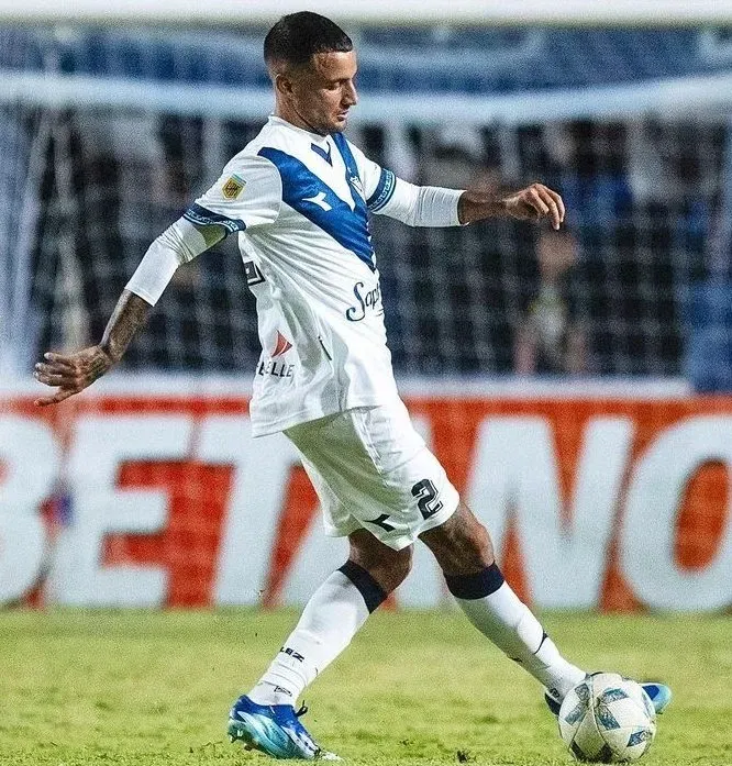 Emanuel Mammana durante un partido de Vélez.