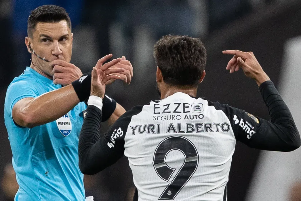 O arbitro Rafael Rodrigo Klein e Yuri Alberto discutem durante partida entre Corinthians e Vasco no estadio Arena Corinthians pelo campeonato Copa Do Brasil 2025. Foto: Joisel Amaral/AGIF
