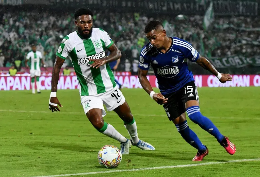 Cristian Castro de Atlético Nacional y Edgar Guerra de Millonarios F. C. disputan el balón durante partido de la fecha 8 por la Liga BetPlay DIMAYOR I 2023, en el estadio Atanasio Girardot de la ciudad de Medellín. Foto: VizzorImage / Luis Benavides / Cont.