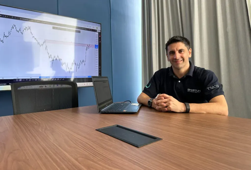 Domingo Salcedo en su nuevo trabajo como experto en finanzas | Foto: Diego Vega, AS Chile