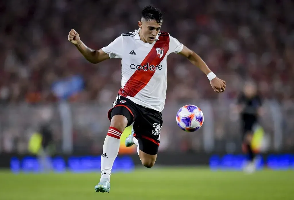 Pablo Solari en acción con la camiseta de River Plate, probable campeón de la Liga Profesional de Argentina. (Marcelo Endelli/Getty Images).