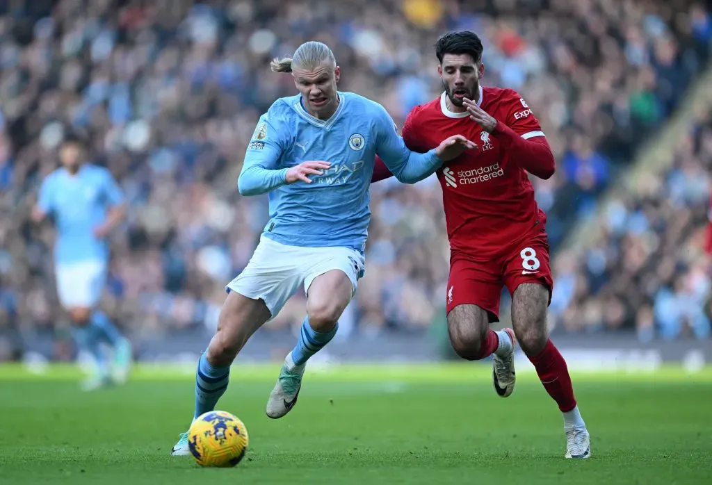 MANCHESTER, INGLATERRA – NOVEMBRO 25: Erling Haaland, do Manchester City, corre com a bola enquanto está sob pressão de Dominik Szoboszlai, do Liverpool, durante a partida da Premier League entre Manchester City e Liverpool FC, no Etihad Stadium, em 25 de novembro de 2023, em Manchester, Inglaterra. (Foto: Shaun Botterill/Getty Images)