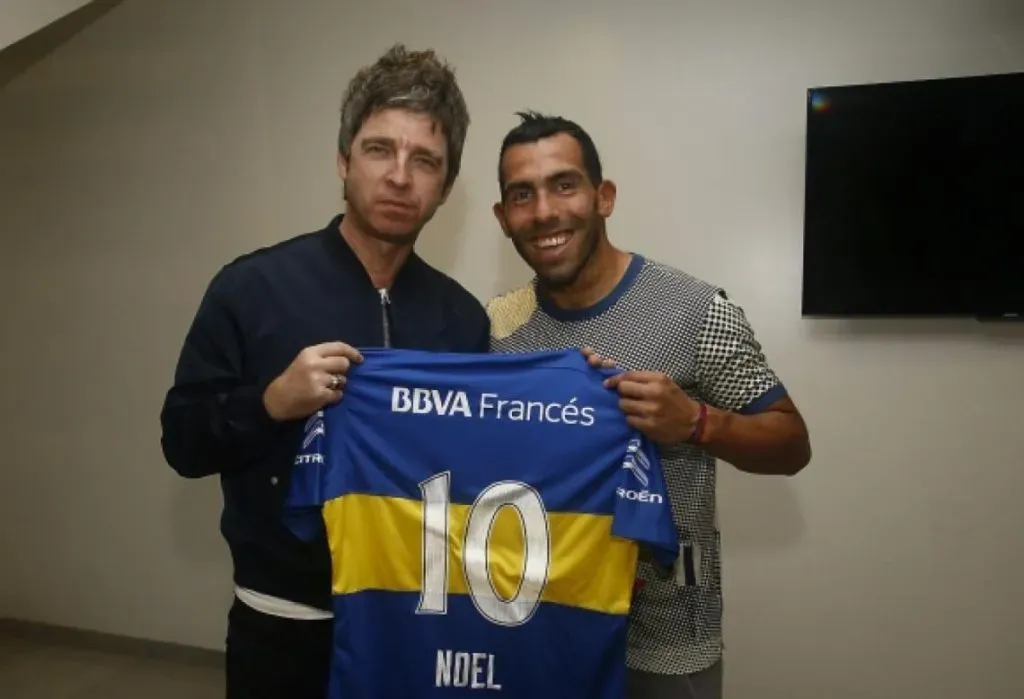 Noel Gallagher con Carlos Tevez y la “10” de Boca. (Boca Oficial)