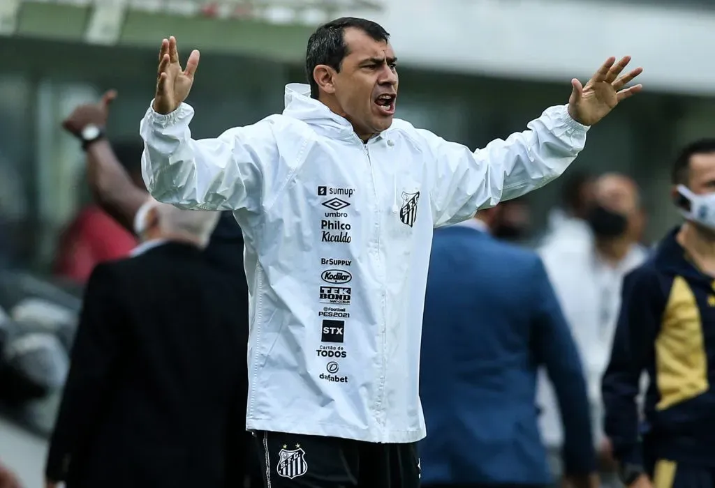 SANTOS, BRAZIL – OCTOBER 10: Fabio Carille head coach of Santos reacts during a match between Santos and Gremio as part of Brasileirao Series 2021 at Vila Belmiro Stadium on October 10, 2021 in Santos, Brazil. (Photo by Alexandre Schneider/Getty Images,)