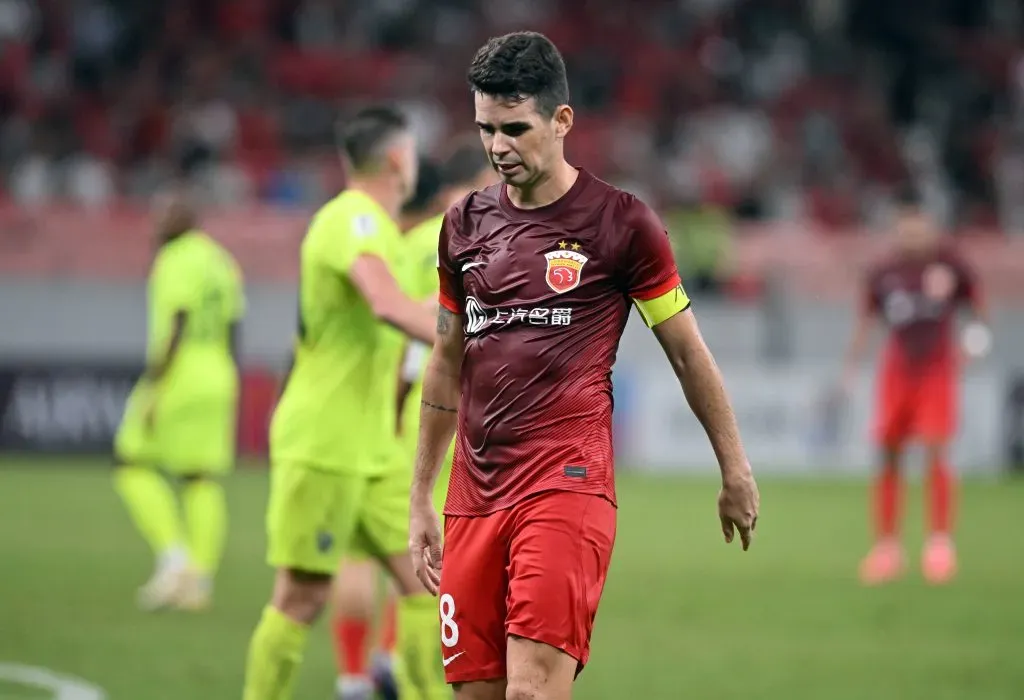 Oscar cabisbaixo com camisa vermelha - Foto: IMAGO