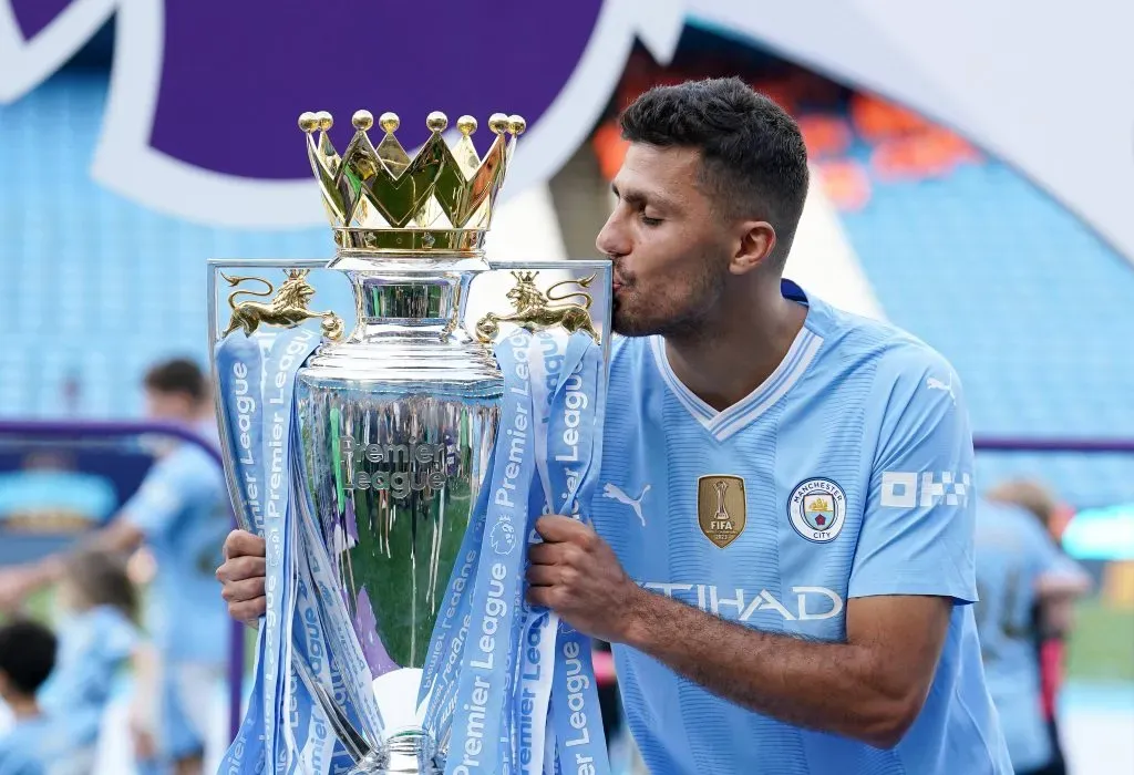 Rodri besando el trofeo de la Champions League 2023, que ganó con el Manchester City. (Imago)